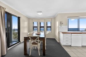 Kuchyň nebo kuchyňský kout v ubytování Gena Apartments Unit 13 Kings Beach QLD
