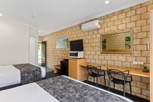 um quarto de hotel com duas camas e uma cozinha em Great Divide Motor Inn em Toowoomba