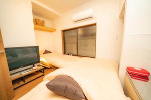 Habitación con 2 camas y TV. en Kawanoso - Vacation STAY 8104, en Tokio