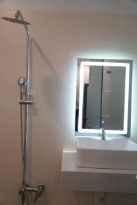 HOTEL HOA HUỲNH في مدينة هوشي منه: حمام مع حوض ومرآة