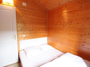 Ein Bett oder Betten in einem Zimmer der Unterkunft Gîte Arnac, 3 pièces, 5 personnes - FR-1-742-366