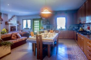 une cuisine avec une table et un salon avec un canapé dans l'établissement B&B Le Tre Grazie, à San Martino di Lupari
