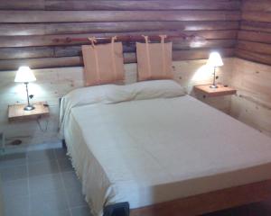 A bed or beds in a room at Cabañas Mc Charlie