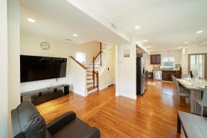 un soggiorno con una grande TV a schermo piatto di 988-Cozy, Lovely and Renovated 4BR-2BA apartment in Boston a Boston