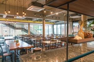 Koon Hotel Sukhumvit餐厅或其他用餐的地方