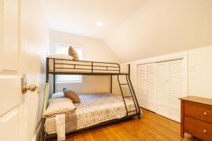 una camera con 2 letti a castello di 988-Cozy, Lovely and Renovated 4BR-2BA apartment in Boston a Boston