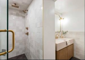 y baño con lavabo y espejo. en Sundance A-Frame 5 Min Walk to Resort & XL Hot Tub, en Sundance