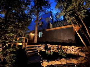 una casa con una escalera de piedra que conduce a una casa en Sundance A-Frame 5 Min Walk to Resort & XL Hot Tub, en Sundance