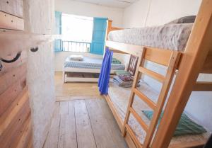 um quarto com dois beliches numa casa em Parcerito's Hostel em Jericó