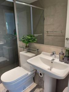 Ένα μπάνιο στο Aveline Suites Aesthetic Skydeck View ACQUA Private Residences near Rockwell Makati