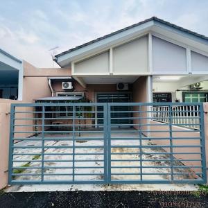 uma casa com uma cerca azul em frente em Jalan Sena Indahpura Landed House em Kulai