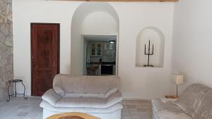 ein Wohnzimmer mit einem Sofa und einem Stuhl in der Unterkunft Casa Centro San Miguel de Allende in San Miguel de Allende