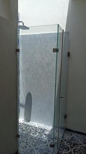 eine Dusche mit Glastür im Bad in der Unterkunft Casa Centro San Miguel de Allende in San Miguel de Allende