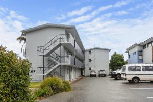 ein Gebäude mit einer Treppe neben einem Parkplatz in der Unterkunft Malibu Apartments - Perth in Perth