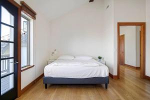 um quarto com uma cama num quarto com uma janela em Ranch Mansion 6 Acres & 360 Mnt Views & Hiking! em Eagle Mountain