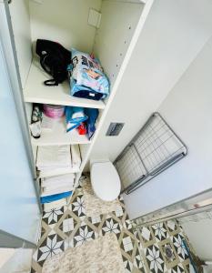 内坦亚Beachfront Studio, fully equipped的小房间,带衣柜和书架