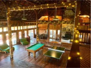 The Barn at Evermore: riverfront retreat w/hot tub 당구 시설