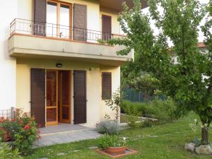 ein Haus mit einer Veranda und einem Balkon in der Unterkunft Casa Roberta in Cavriglia