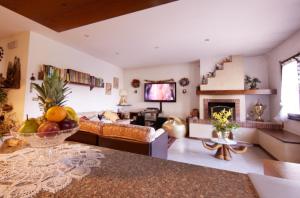 a living room with a table with a bowl of fruit at B&B Le Tre Grazie in San Martino di Lupari