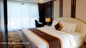 מיטה או מיטות בחדר ב-YEN BIEN LUXURY HOTEL