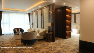 um quarto de hotel com uma secretária e uma cama em YEN BIEN LUXURY HOTEL em Ha Giang