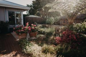 un jardín con flores y plantas frente a una casa en Stillwater en Albany