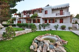 A garden outside Ventoura Studios & Apartments