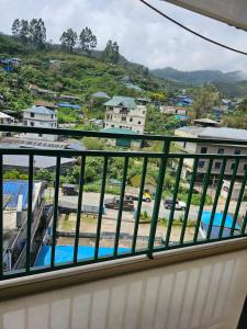 balcón con vistas a la piscina en Cicily Holidays Inn, en Munnar