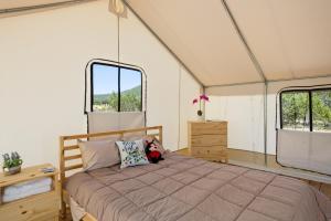 Postel nebo postele na pokoji v ubytování Glamping Adventure Queen Bunk Stargazing Firepit