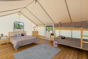 1 dormitorio con 2 camas en una tienda de campaña en Twin Falls Luxury Glamping - Adventure Tent, en Boerne