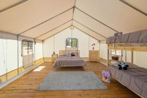 Ένα ή περισσότερα κρεβάτια σε δωμάτιο στο Glamping Adventure Queen Bunk Stargazing Firepit