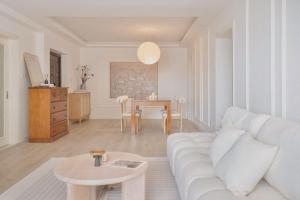 uma sala de estar com um sofá branco e uma mesa em Sun Wonderland Apartment - Near The Bund em Xangai