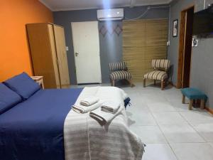 1 dormitorio con 1 cama con toallas en Departamento Dulce Manía 1 en Carhué