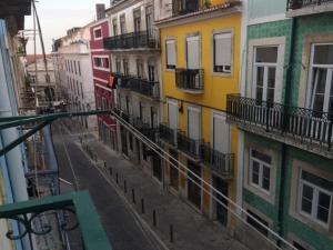 リスボンにあるApartamento Bairro Altoの建物のある路地のバルコニーからの眺め
