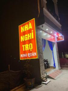 une enseigne au néon sur le côté d'un bâtiment dans l'établissement Minh Quân Hotel HN - by BAY LUXURY, à Thượng Thôn