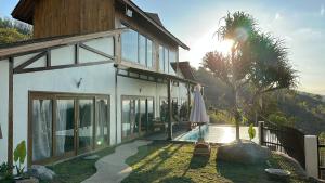 Villa con piscina y casa en Hillside Chalet with panoramic views en Ambat