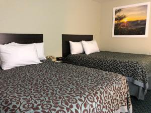 ein Hotelzimmer mit 2 Betten und einem Bild an der Wand in der Unterkunft Elevation Lodge in South Lake Tahoe