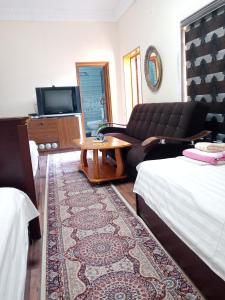 sala de estar con sofá y mesa en Hotel Nasriddin Navruz, en Bukhara