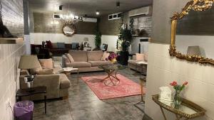 Sapphire في الرياض: غرفة معيشة مع كنب ومرآة