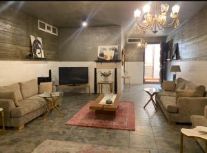 - un salon avec un canapé et une télévision dans l'établissement Sapphire, à Riyad