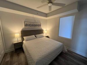 Schlafzimmer mit einem Bett und einem Deckenventilator in der Unterkunft Huge Pool, Sunrise Lakeview 12th floor near Disney in Orlando