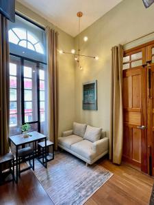 uma sala de estar com um sofá e uma mesa em 201 Aparta Studio Boutique en mansión siglo XIX em Bogotá