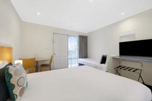 Tempat tidur dalam kamar di Hamilton Townhouse Motel