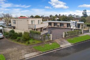 Una vista aérea de una casa con un cartel de "se vende" en Hamilton Townhouse Motel, en Hamilton