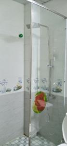 W łazience znajduje się prysznic ze szklanymi drzwiami. w obiekcie Hotel Thanh Bình 2 w mieście Ha Tinh