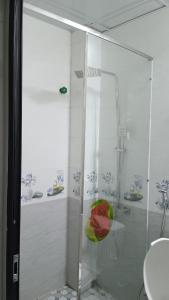 W łazience znajduje się prysznic ze szklanymi drzwiami. w obiekcie Hotel Thanh Bình 2 w mieście Ha Tinh
