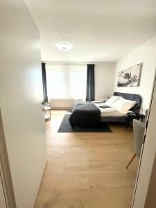 a bedroom with a bed and a window at Isabellas: Near to trainstation in Linz