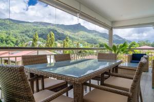 una sala da pranzo con vista sulle montagne di Lakaz Kreol a Beau Vallon