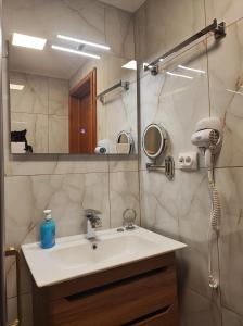 y baño con lavabo y espejo. en Apartman 602, en Kopaonik