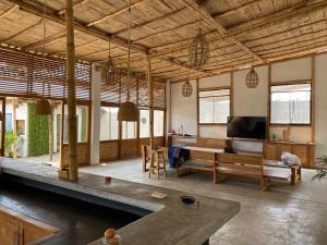 uma grande sala de estar com uma piscina e uma televisão em El Mirador de Máncora em Máncora